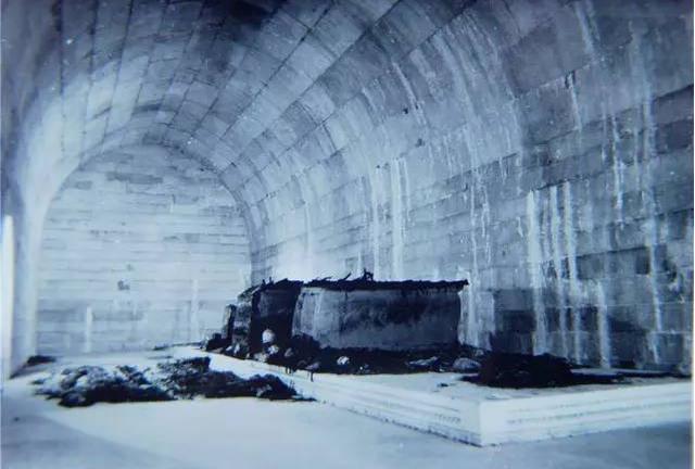 老照片还原1956年的定陵发掘现场,出土三千件,大量瞬间氧化损毁