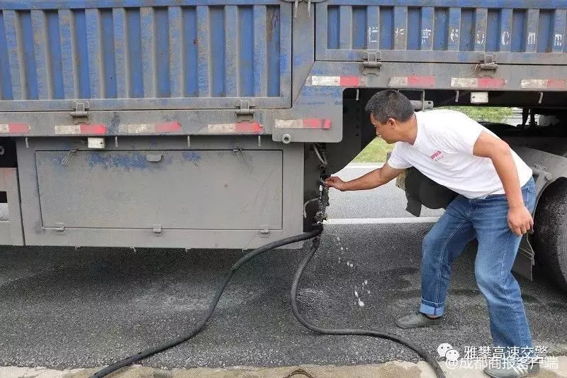 貨車進入特管區加水