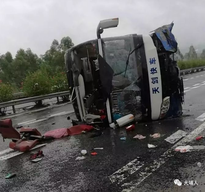广河高速一辆大巴车发生侧翻事故!