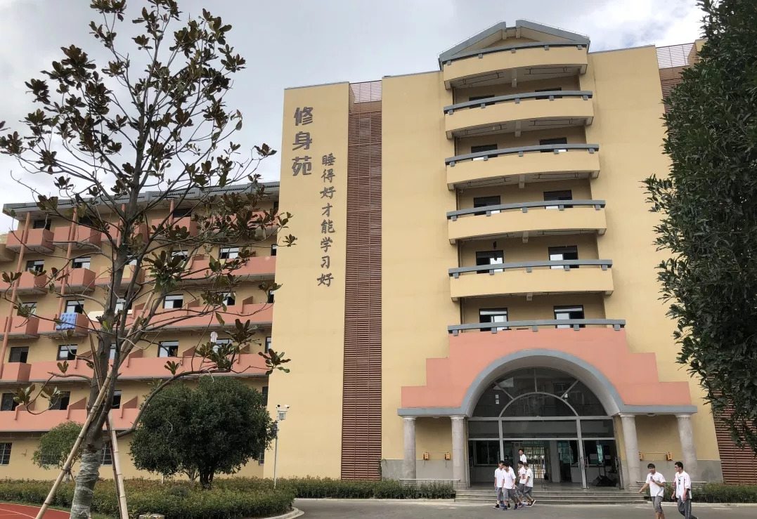 新昌技师学院大门图片