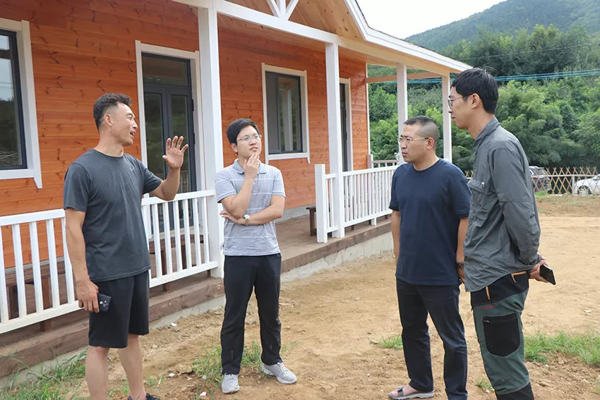 两位农学专业老师来到大山后村指导产业项目,街道办事处副主任郝培智