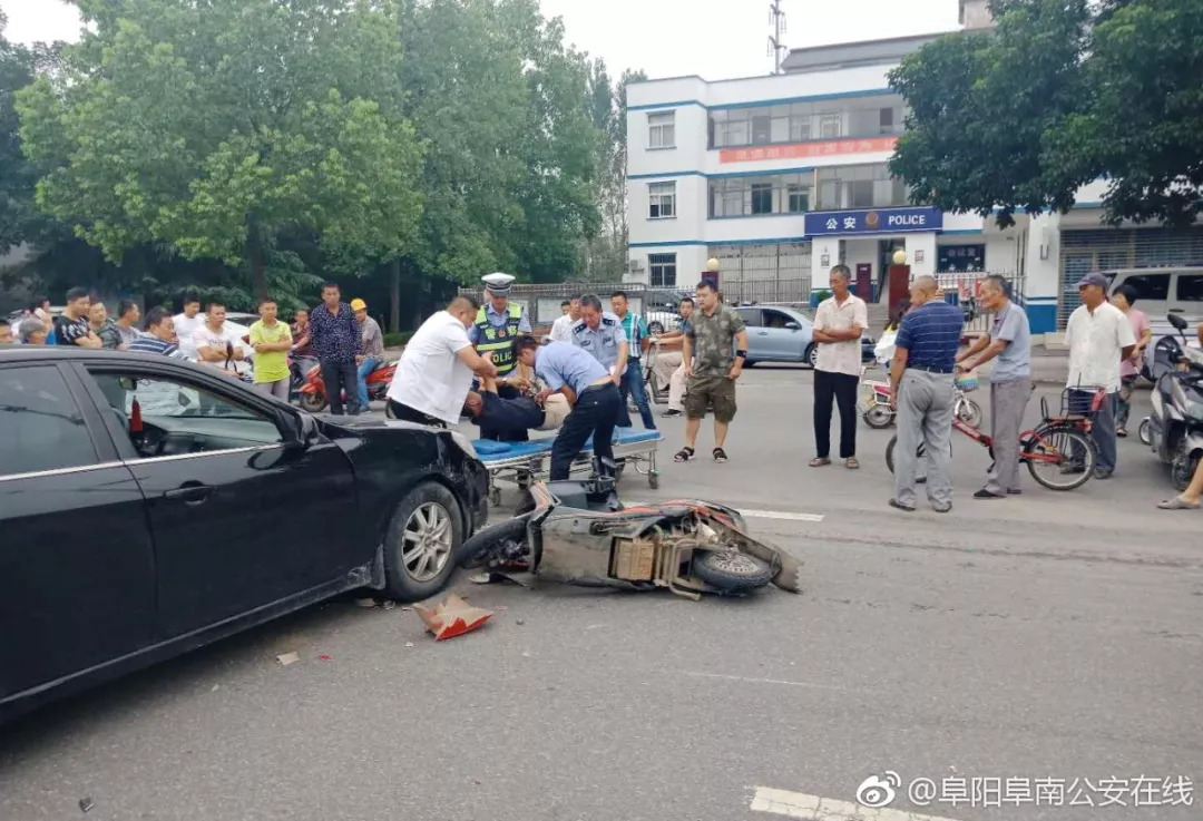 阜陽一路段突發車禍,一男子被轎車撞倒昏迷!