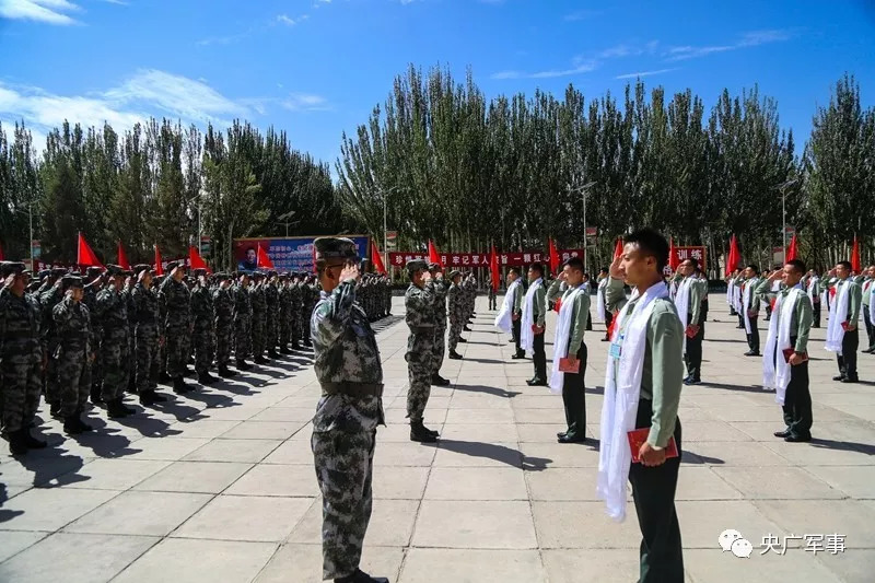 我依然是個兵老兵,不哭歡送大會9月1日晚,陸軍青藏兵站部某汽車團廣場