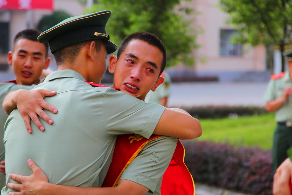 军人与爱人别离图片图片