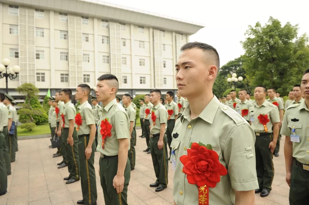 了最可愛的你們一朝戎裝穿在身終生流淌軍人血忠心祝願他們前程似錦