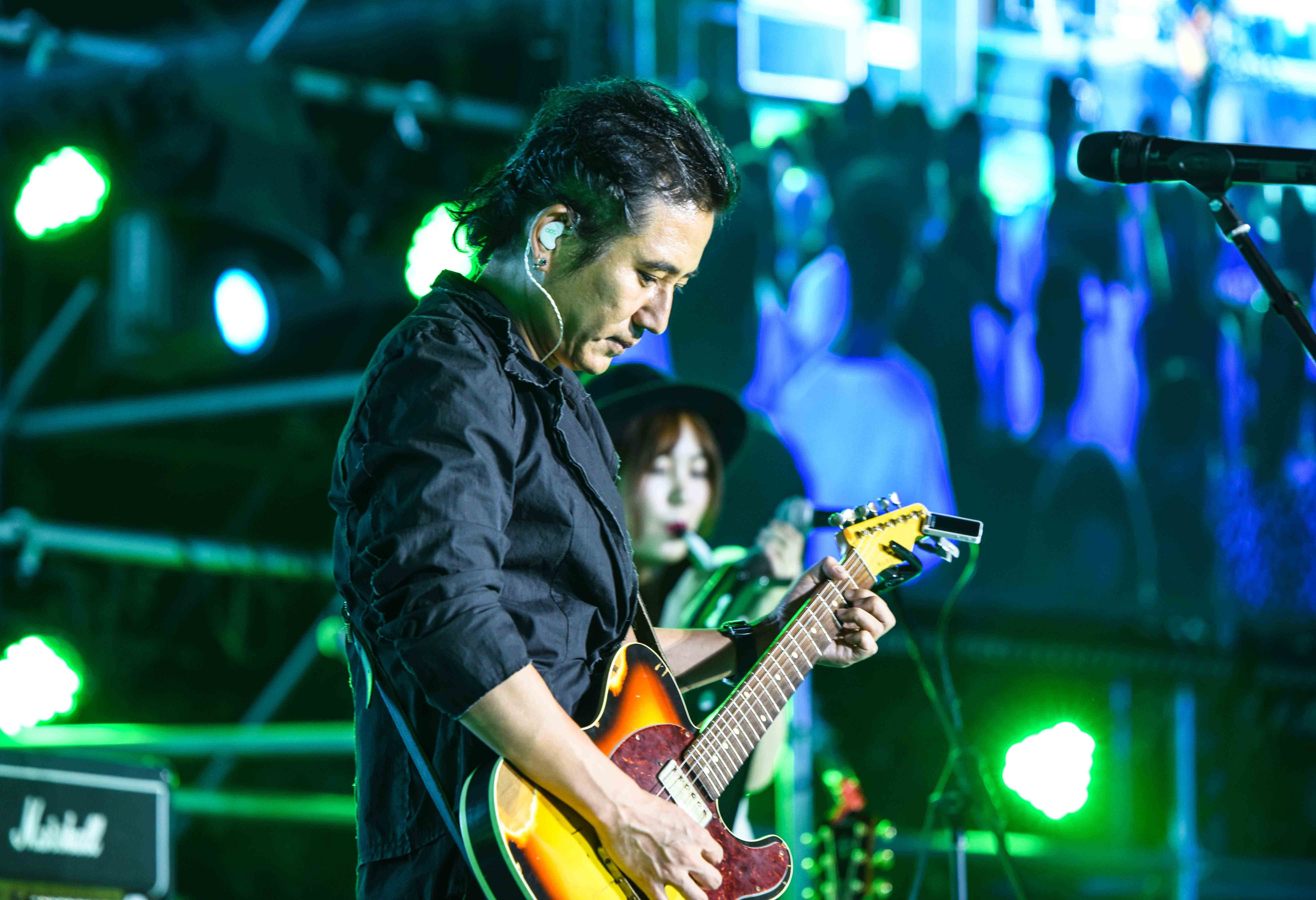 9月1日晚,杨嘉松新民谣演唱会在即墨古城鸭绿池戏台开唱,当他那蕴藏