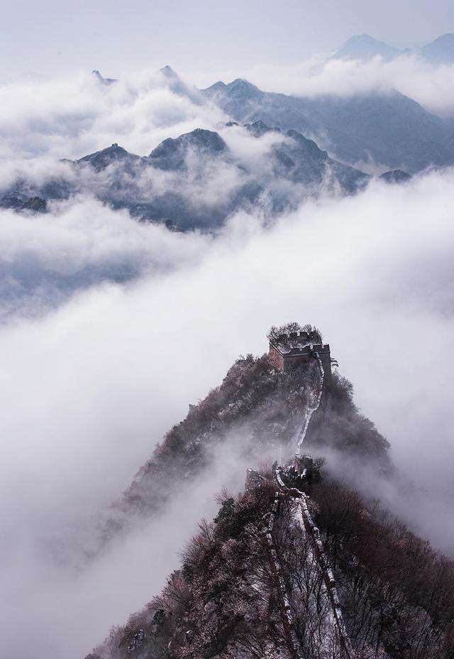 隻手遮天1攝影作品:當長城遇上雲霧,當山花遇上春雪