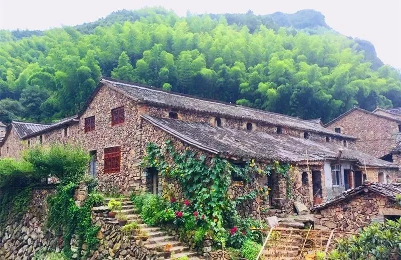 岩下村四面环山,山上古树参天,竹林茂密,一条小溪穿村而过,溪水清澈