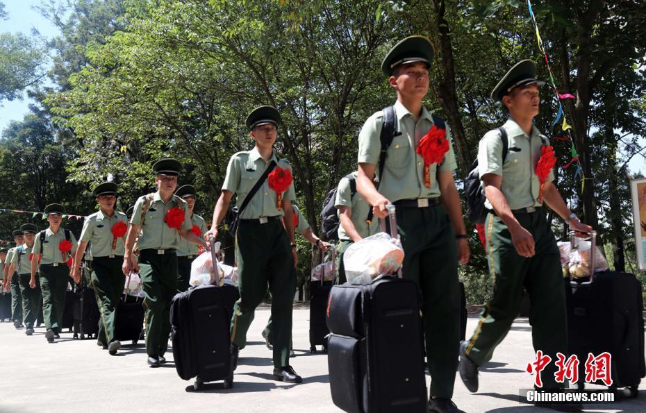 四川數千名武警退役士兵向軍旗告別踏上返鄉征程