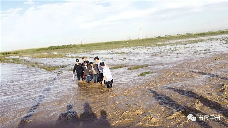 中旗:男子洪水中砸烂车窗爬上车顶,危急时刻有人蹚水来救他.