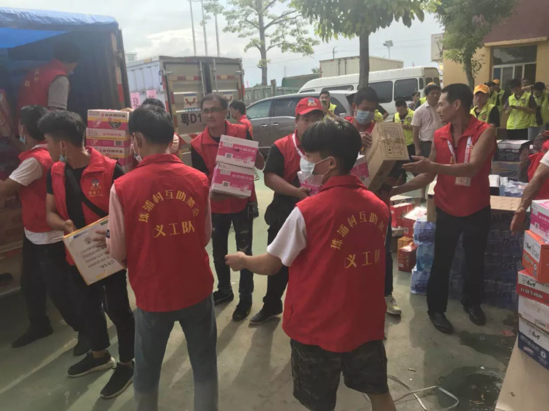 女人们搭起一个个简易的灶台为支援潮阳,潮南地区救灾,华艺快车9月1日