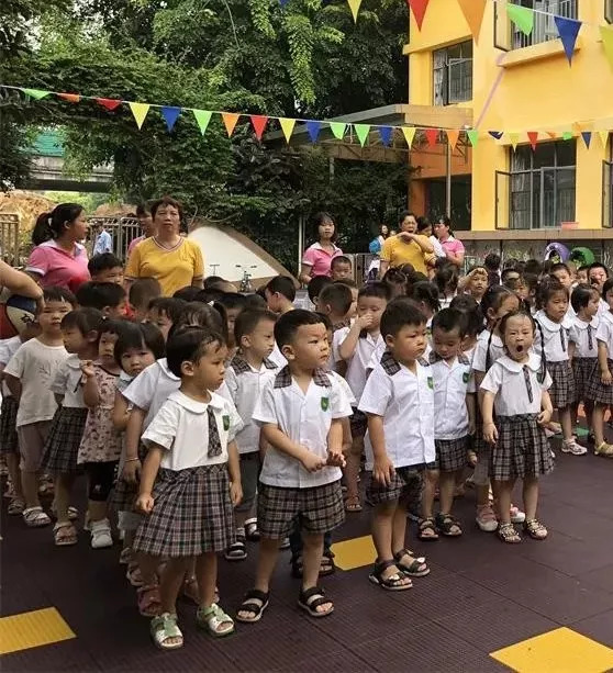 开学第一天欢迎宝贝们入园寮步蓝天幼儿园开学活动报道
