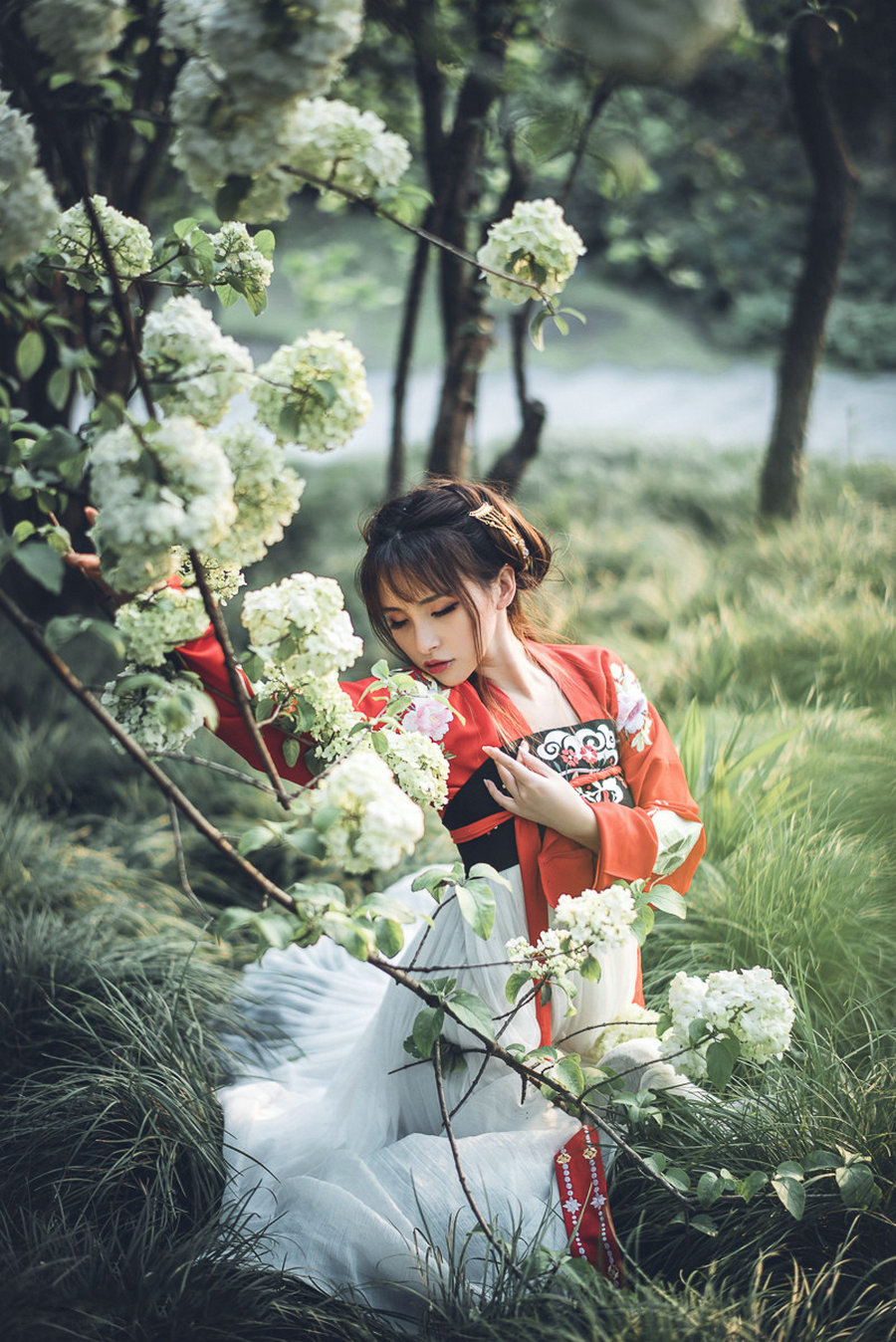 美女鲜花古装图片