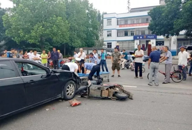 阜阳一路段发生车祸,一男子被撞倒在地昏迷不醒!