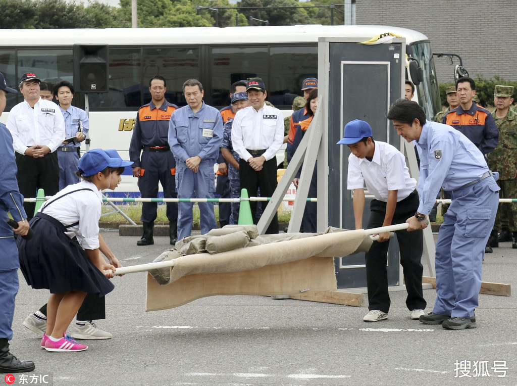 日本防災日 安倍親自參與地震救援演習