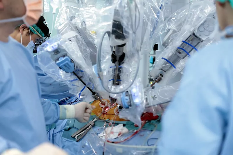 特别是在使用达芬奇机器人进行冠脉搭桥手术方面,渡边院长堪称日本
