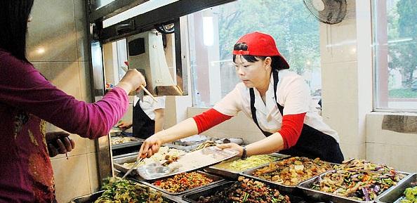 在学校食堂里吃饭让他们很不爽,尤其是每次去食堂打饭时,食堂大妈都有