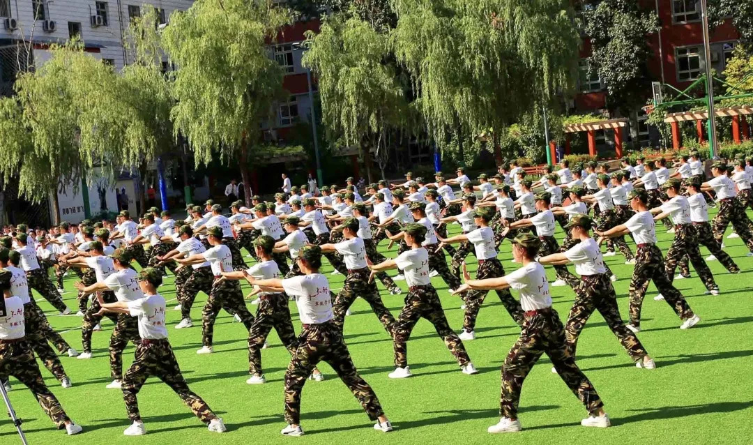 傳遞火炬與央視主持人同臺京城學校的開學典禮不止顏值高關注