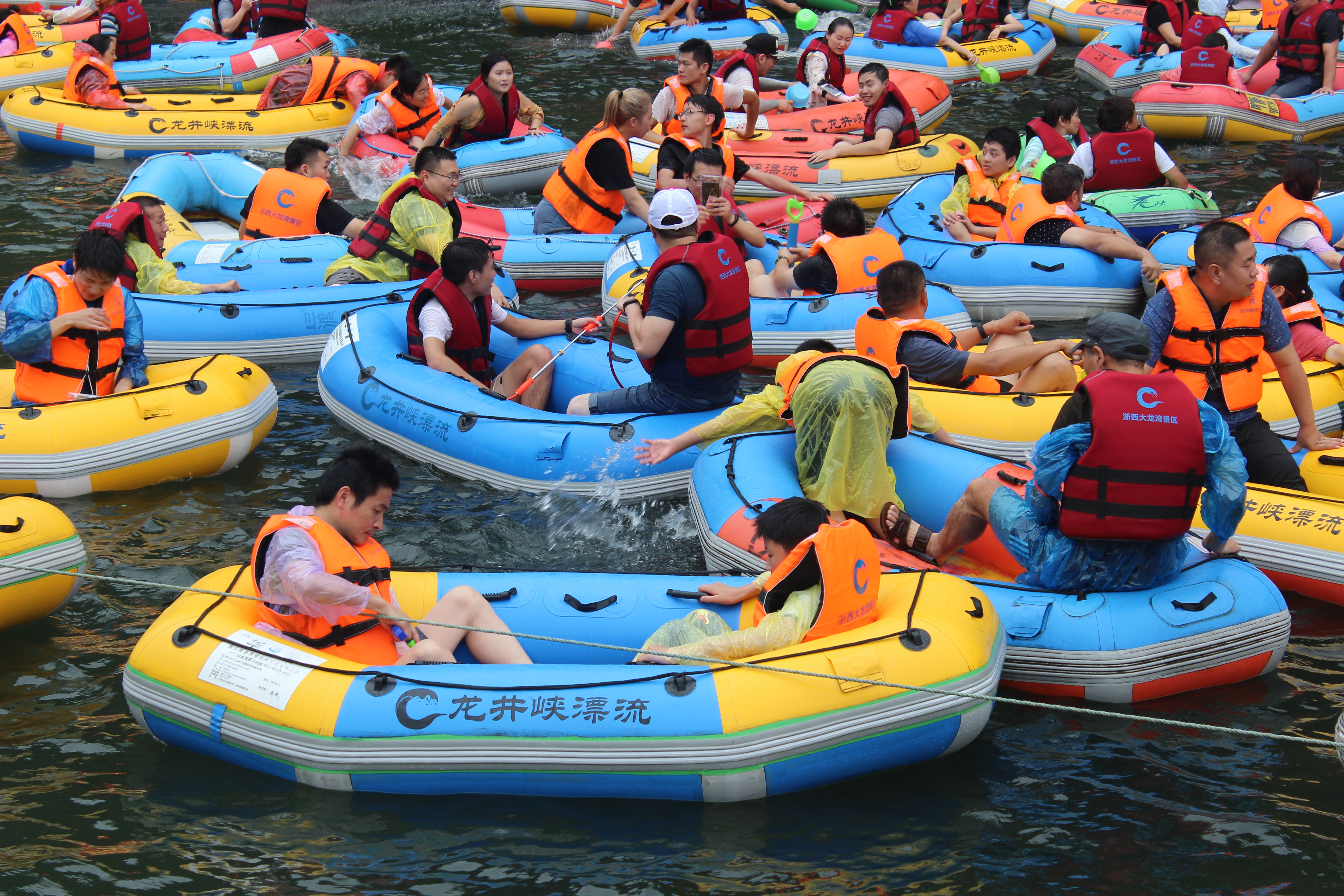 夏天团建活动之龙井峡水上漂流