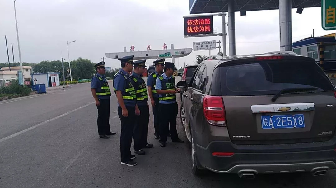 雨中的運管稽查人員在靖邊寨山對於可疑非法營運車輛進行抽查