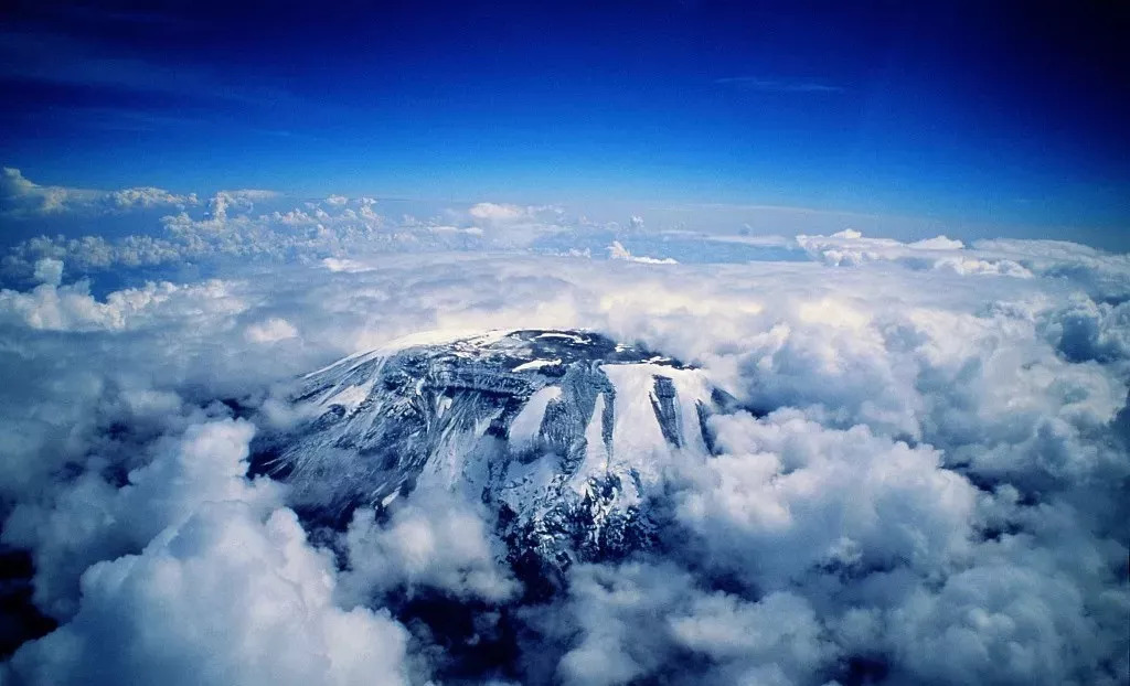 雖然在赤道附近巍峨聳立非洲最高峰乞力馬扎羅山在東非高原上高原山谷