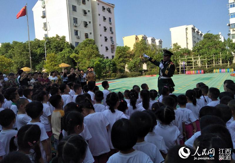 青山湖区义坊学校的升旗仪式上,孩子们向国旗敬礼.