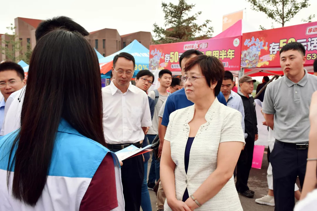 熊晓梅书记来到东北大学学生会迎新展位前,学生会成员陈瑞彬向书记