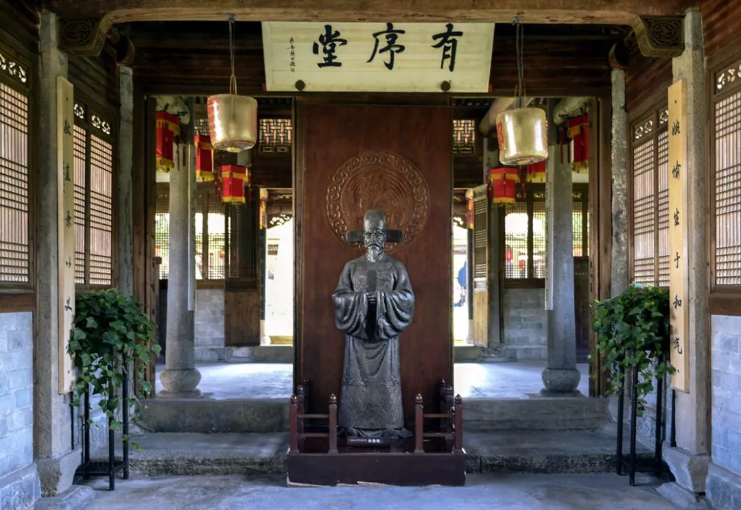 孝义治家风范,从金华迁来浦江定居郑义门附近青萝山麓,并执教东明书院