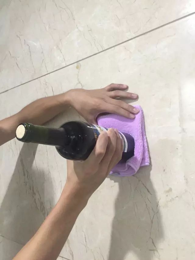 筷子开红酒图片