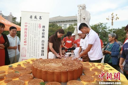 百年"景盛昌"推出巨型月饼迎中秋 重达百斤