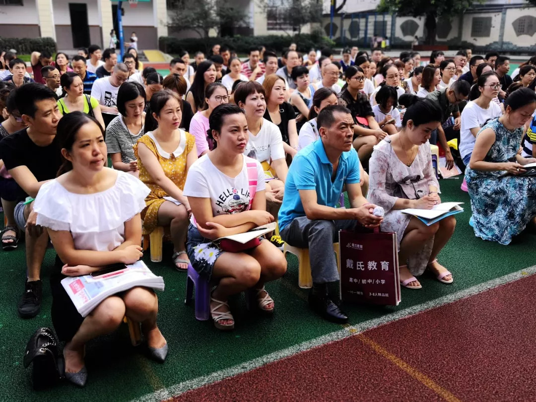 沙灣路小學的家長學校也開學了◎ 錦西幼兒園的爸爸媽媽們在學習