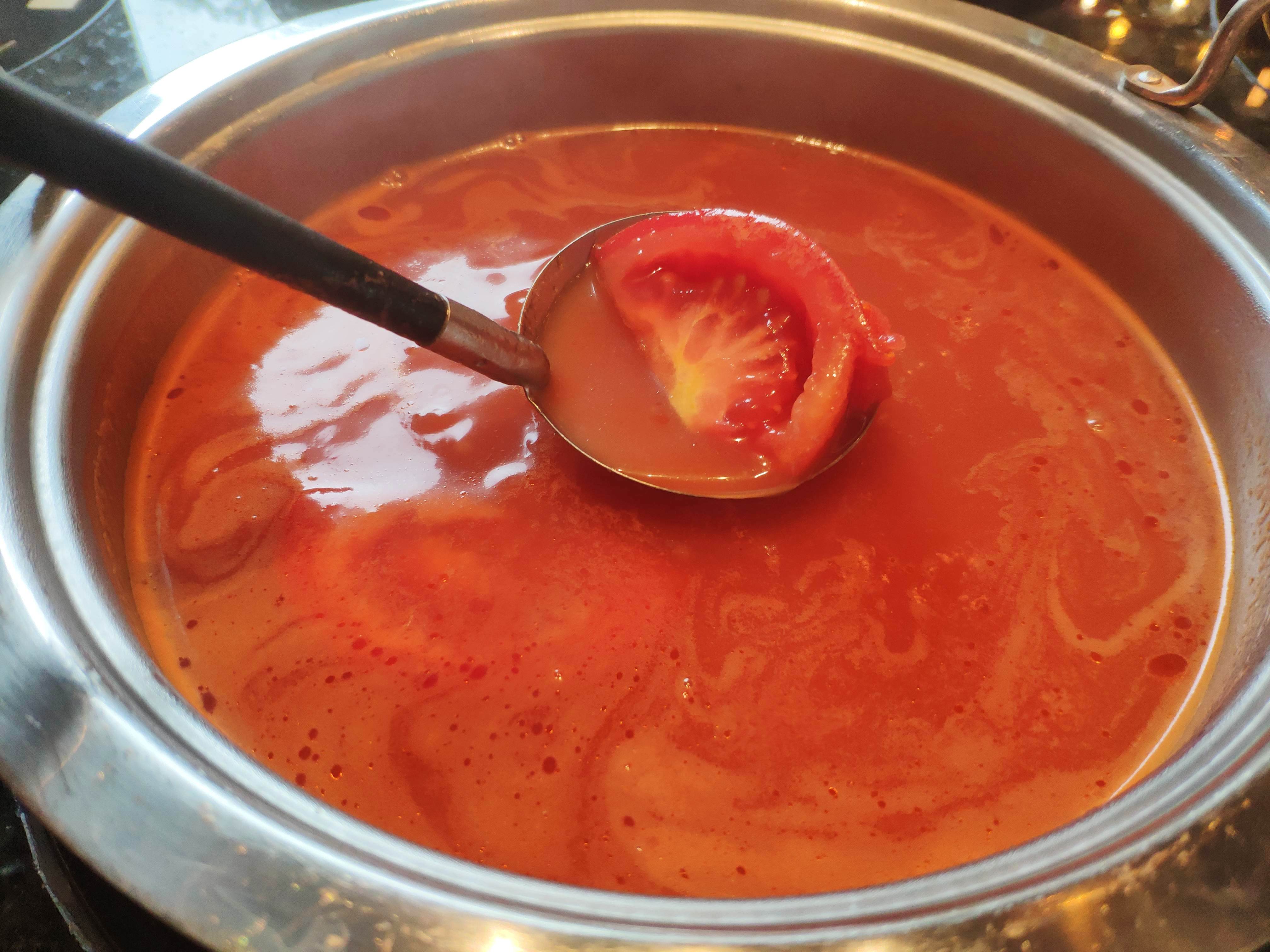 这次选的是西西里番茄汤,对于一个吃货来说,番茄锅底简直拯救了不能吃
