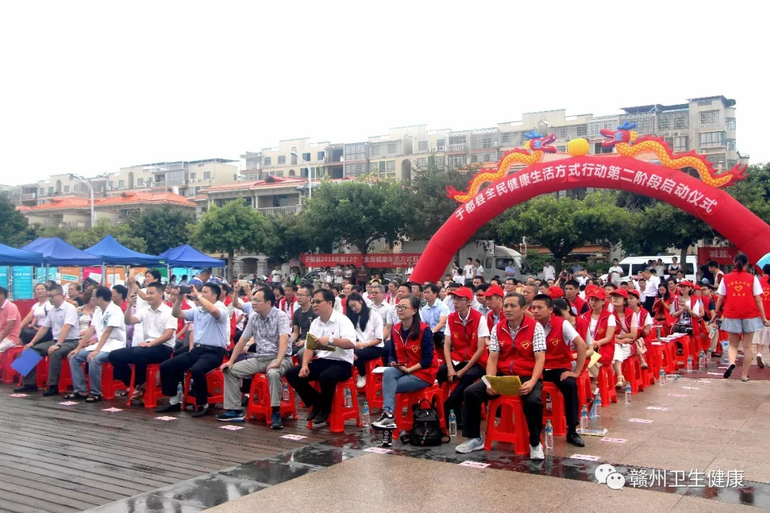 南康區疾控中心副主任葉新華帶領疾控科全體人員,在東山街道河邊街