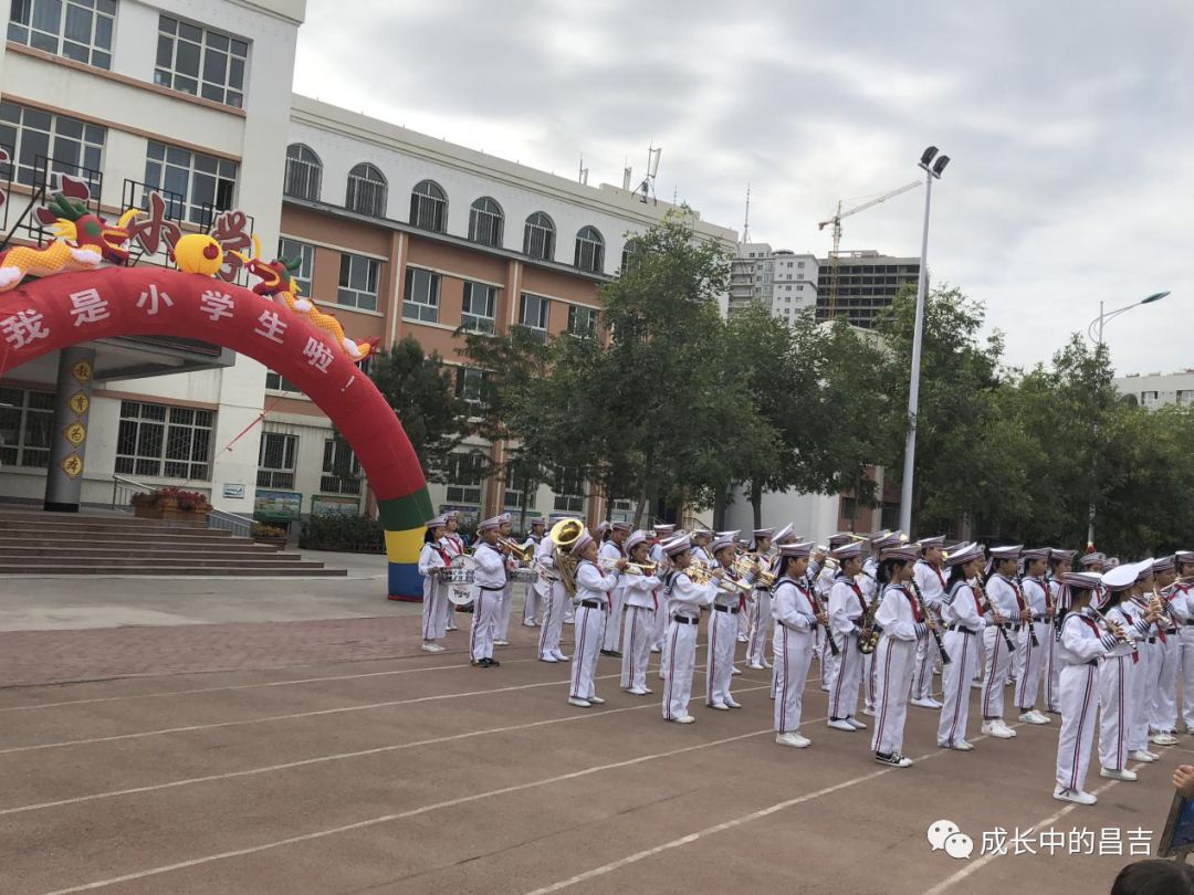 昌吉学院校服图片