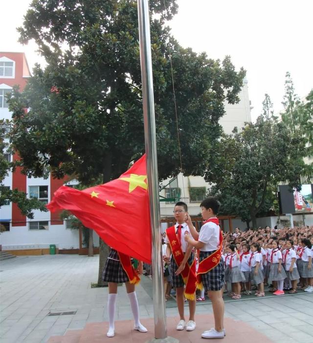 隆重集会,举行 仁智校园, 缤纷启航的秋季开学典礼