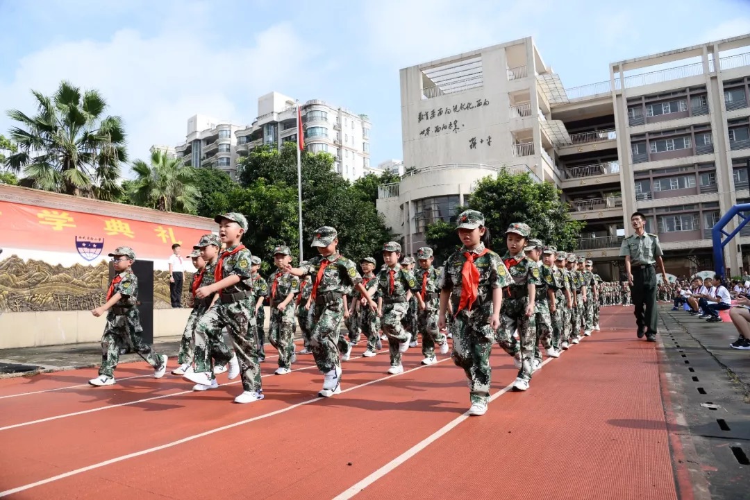 开学典礼上惊现一群飒爽小兵南武实验小学以军训开启2018新学年