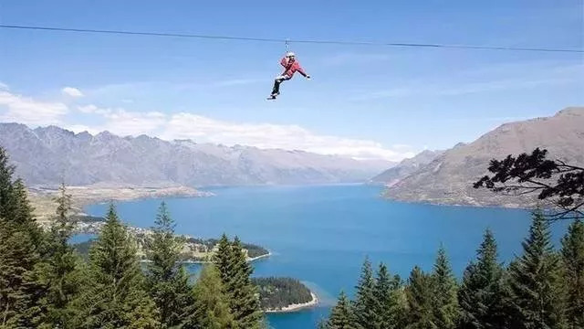 高空滑索提供两种不同长度的旅程:moa短线之旅和kea长线之旅.