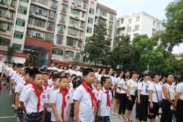 隆重集会,举行 仁智校园, 缤纷启航的秋季开学典礼