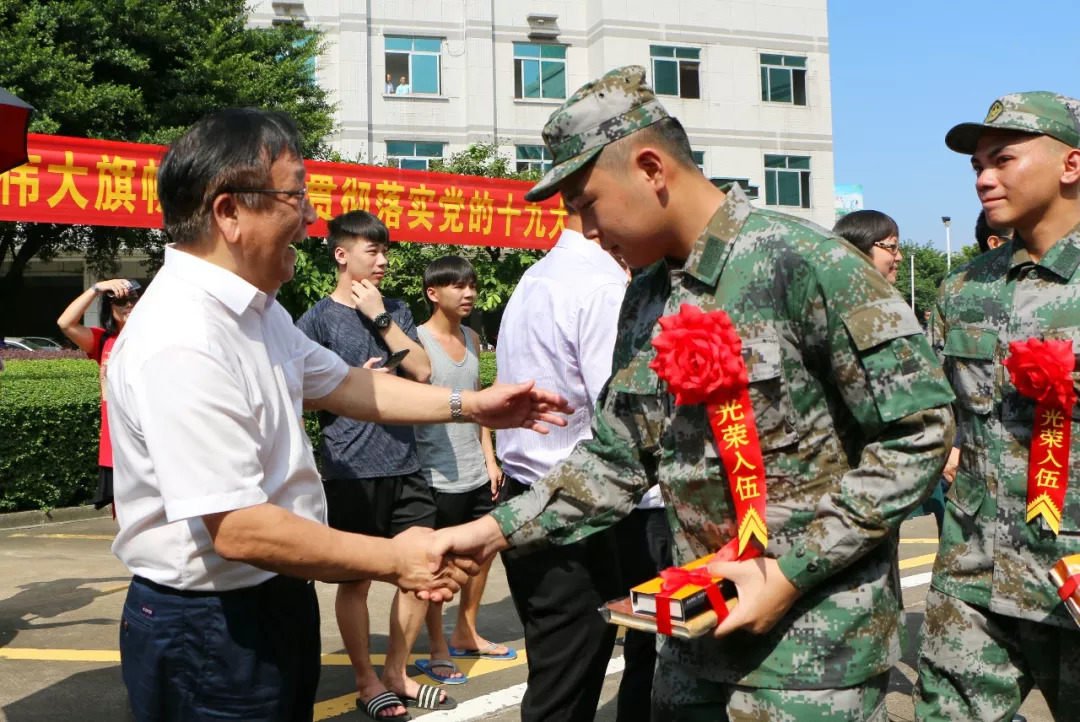 丹灶35名有为男儿披上戎装保家卫国_新兵入伍