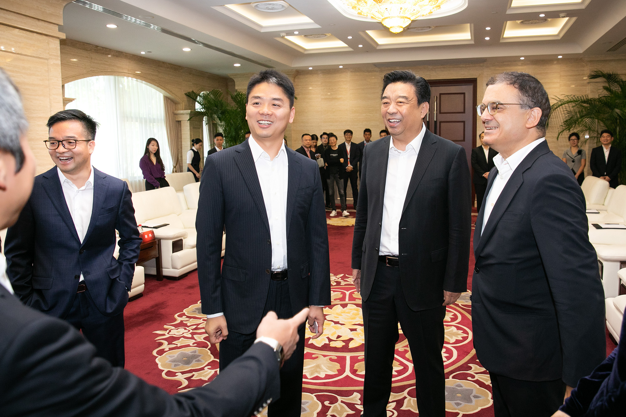 刘强东在京出席商务活动 京东与如意控股战略合作-科记汇