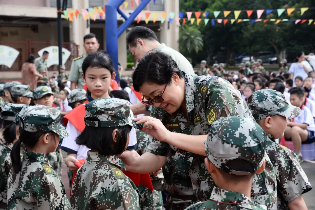 开学典礼上惊现一群飒爽小兵南武实验小学以军训开启2018新学年