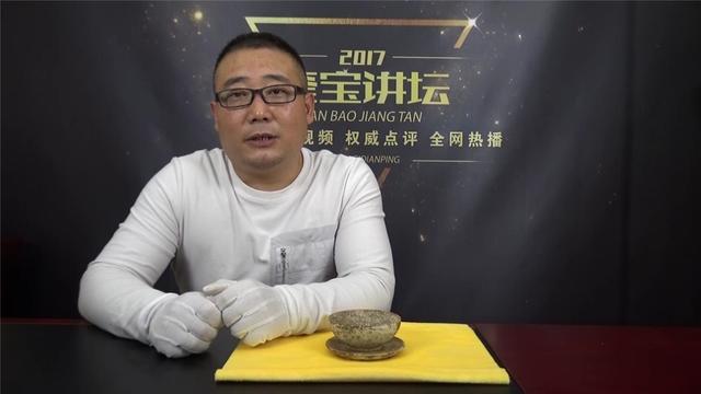 节目上好多人都带着自己收藏的宝物或者家传的东西去上台让专家鉴定