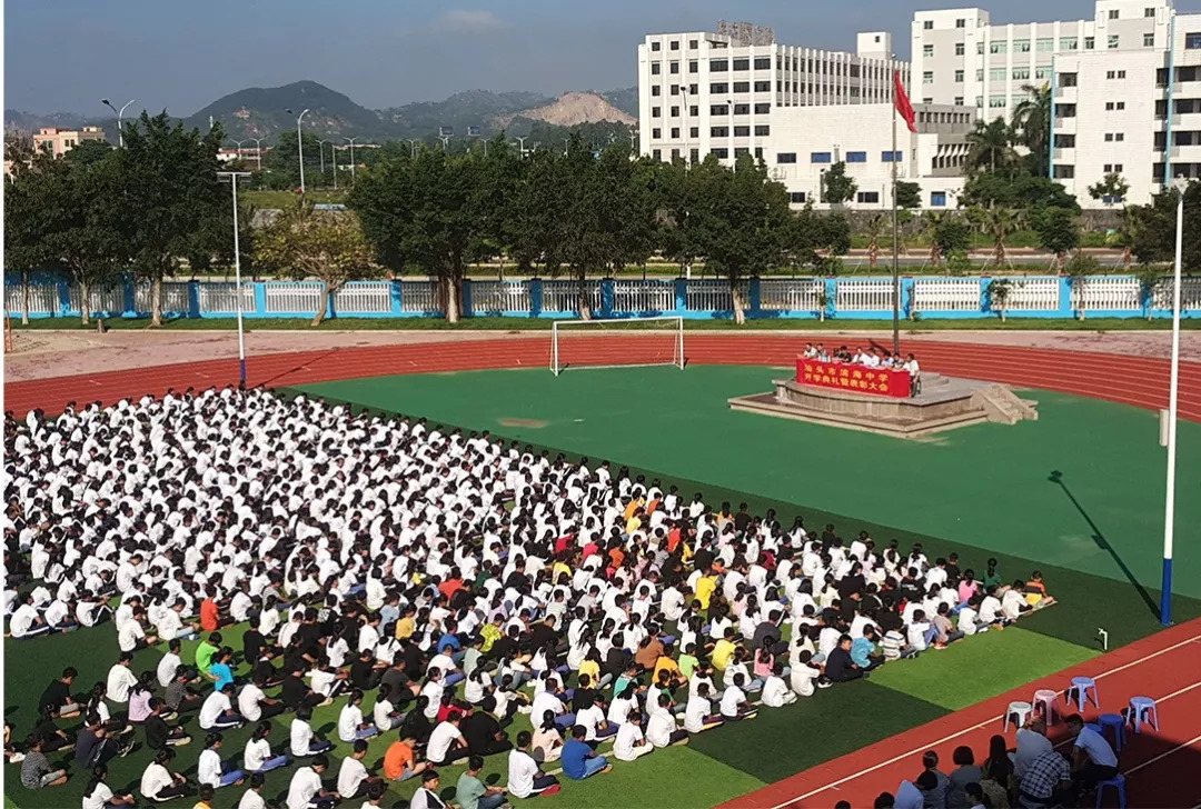 升国旗仪式暨开学典礼开学第一天,副区长黄树平先后到达濠华侨中学,青