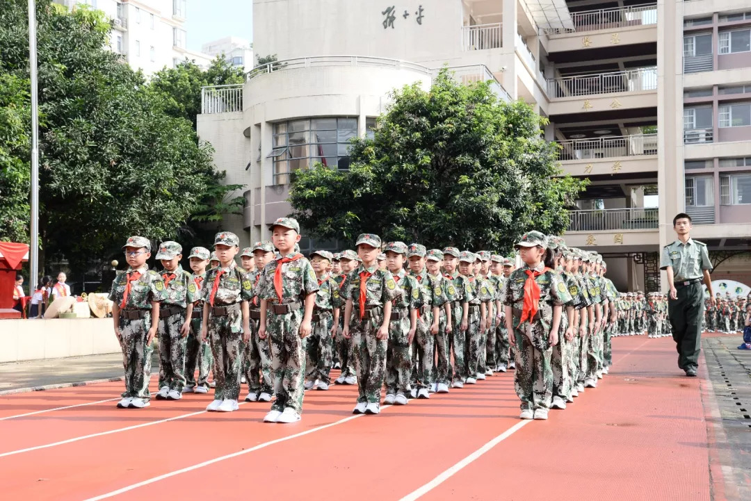 开学典礼上惊现一群飒爽小兵南武实验小学以军训开启2018新学年