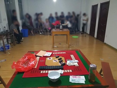 安庆7名赌徒深夜聚集玩牌九 民警迅速出击一窝端