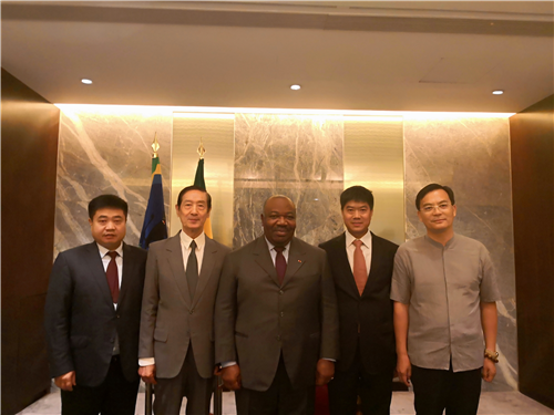 加蓬总统在京接见华夏珍宝博物馆一行