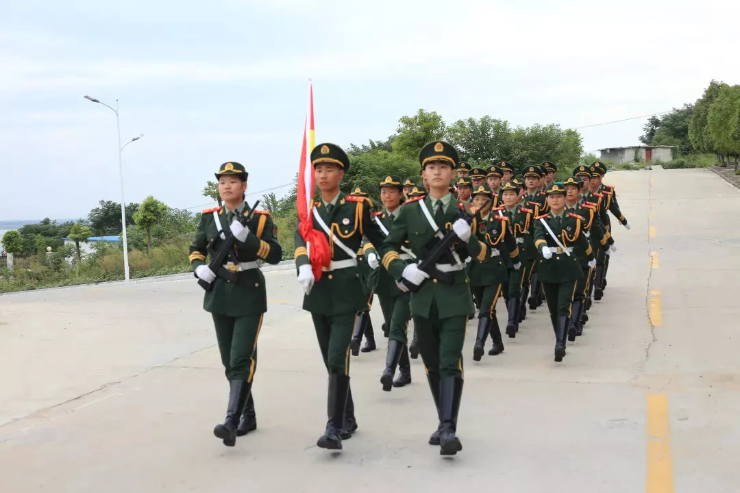 平頂山學院國旗護衛隊恢復了往日訓練,並於9月3日早上7點準時於南大門