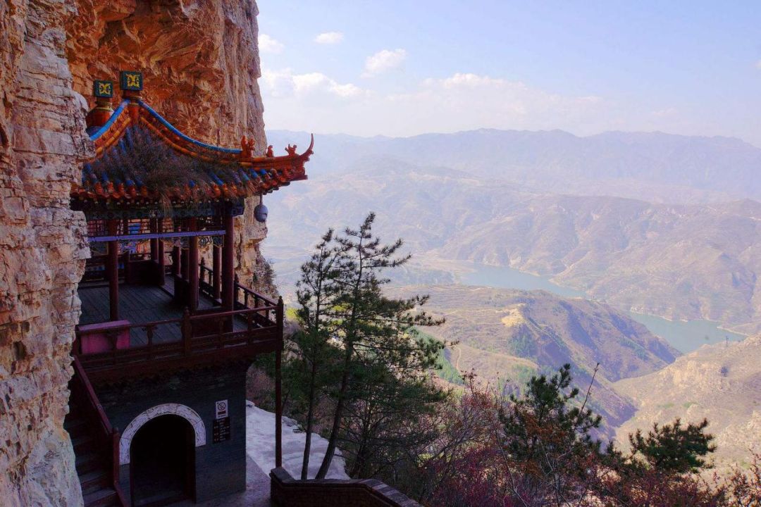 恆山風景區寺廟集中建於天峰嶺南麓的腹部,古建築群三十多處,亭臺樓閣