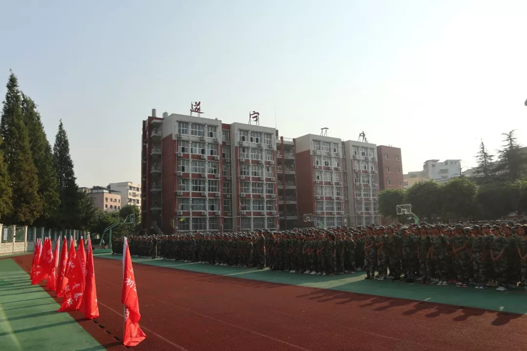 雏鹰展翅搏击长空遂宁一中上好新生国防教育第一课