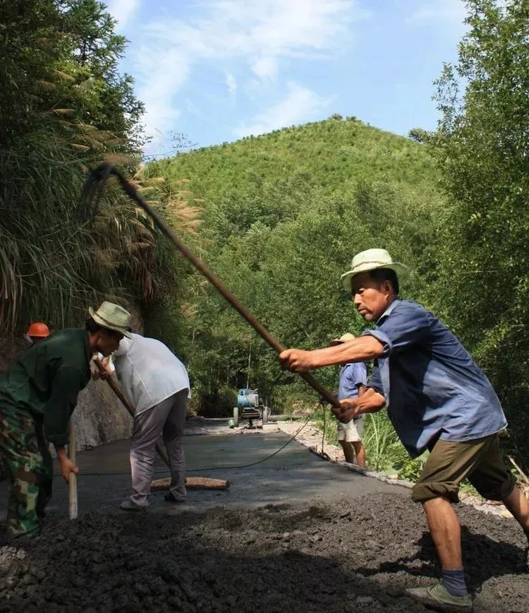 改革开放四十周年开化农村公路里说变化